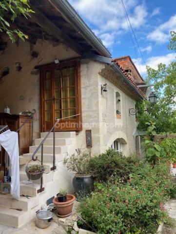 Magnifique maison de Maître, à vendre, 6 pièces SAINT ASTIER (24) avec vues, sur plus de 17 ha de terrain arboré et vallonné.