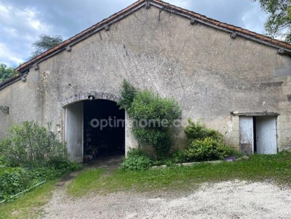 Magnifique maison de Maître, à vendre, 6 pièces SAINT ASTIER (24) avec vues, sur plus de 17 ha de terrain arboré et vallonné.