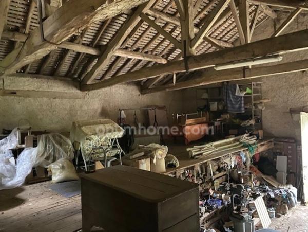 Magnifique maison de Maître, à vendre, 6 pièces SAINT ASTIER (24) avec vues, sur plus de 17 ha de terrain arboré et vallonné.