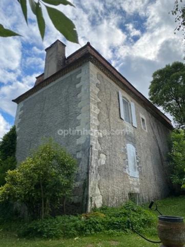 Magnifique maison de Maître, à vendre, 6 pièces SAINT ASTIER (24) avec vues, sur plus de 17 ha de terrain arboré et vallonné.
