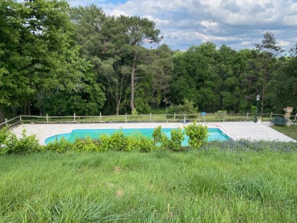 Magnifique maison de Maître, à vendre, 6 pièces SAINT ASTIER (24) avec vues, sur plus de 17 ha de terrain arboré et vallonné.