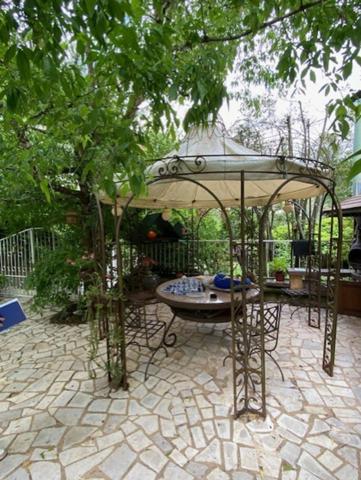 Magnifique maison de Maître, à vendre, 6 pièces SAINT ASTIER (24) avec vues, sur plus de 17 ha de terrain arboré et vallonné.