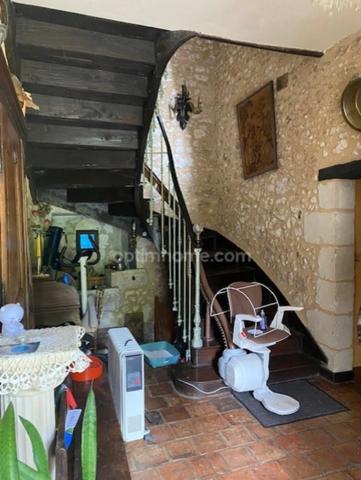 Magnifique maison de Maître, à vendre, 6 pièces SAINT ASTIER (24) avec vues, sur plus de 17 ha de terrain arboré et vallonné.