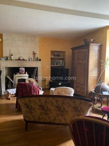 Magnifique maison de Maître, à vendre, 6 pièces SAINT ASTIER (24) avec vues, sur plus de 17 ha de terrain arboré et vallonné.