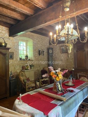 Magnifique maison de Maître, à vendre, 6 pièces SAINT ASTIER (24) avec vues, sur plus de 17 ha de terrain arboré et vallonné.