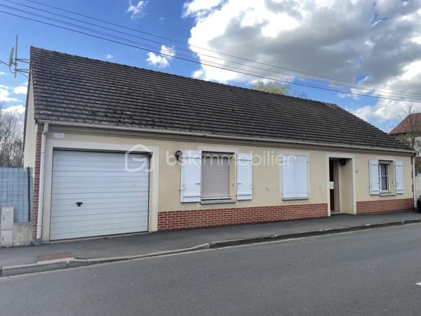 A HERMES, Secteur recherché – A quelques minutes à pied du centre bourg et de toutes les commodités.
Pavillon de plain pied  98 m², comprenant :
Hall d'entrée desservant, un séjour double de 39 m² , une cuisine aménagée et équipée, un cellier,  trois chambres, une salle d’eau (douche ) , WC séparé, 

Ce bien est complété par un garage, 
Le tout sur un terrain clos de 441 m² avec accès véhicules.

Travaux de rafraichissement à prévoir
