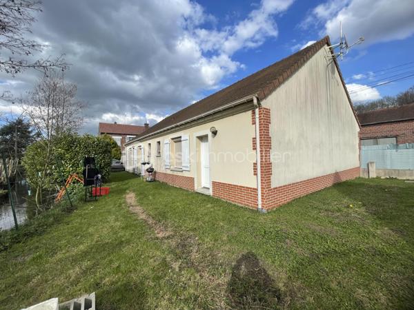 A HERMES, Secteur recherché – A quelques minutes à pied du centre bourg et de toutes les commodités.
Pavillon de plain pied  98 m², comprenant :
Hall d'entrée desservant, un séjour double de 39 m² , une cuisine aménagée et équipée, un cellier,  trois chambres, une salle d’eau (douche ) , WC séparé, 

Ce bien est complété par un garage, 
Le tout sur un terrain clos de 441 m² avec accès véhicules.

Travaux de rafraichissement à prévoir