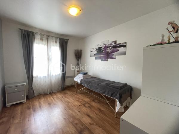 A HERMES, Secteur recherché – A quelques minutes à pied du centre bourg et de toutes les commodités.
Pavillon de plain pied  98 m², comprenant :
Hall d'entrée desservant, un séjour double de 39 m² , une cuisine aménagée et équipée, un cellier,  trois chambres, une salle d’eau (douche ) , WC séparé, 

Ce bien est complété par un garage, 
Le tout sur un terrain clos de 441 m² avec accès véhicules.

Travaux de rafraichissement à prévoir