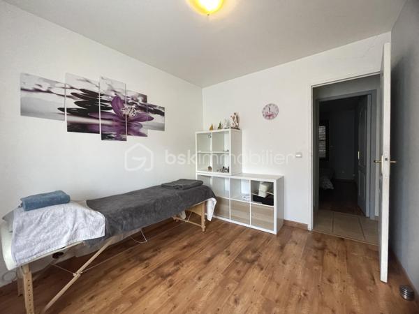 A HERMES, Secteur recherché – A quelques minutes à pied du centre bourg et de toutes les commodités.
Pavillon de plain pied  98 m², comprenant :
Hall d'entrée desservant, un séjour double de 39 m² , une cuisine aménagée et équipée, un cellier,  trois chambres, une salle d’eau (douche ) , WC séparé, 

Ce bien est complété par un garage, 
Le tout sur un terrain clos de 441 m² avec accès véhicules.

Travaux de rafraichissement à prévoir