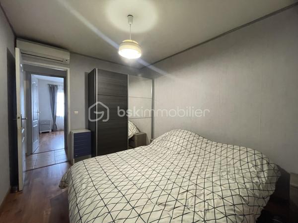 A HERMES, Secteur recherché – A quelques minutes à pied du centre bourg et de toutes les commodités.
Pavillon de plain pied  98 m², comprenant :
Hall d'entrée desservant, un séjour double de 39 m² , une cuisine aménagée et équipée, un cellier,  trois chambres, une salle d’eau (douche ) , WC séparé, 

Ce bien est complété par un garage, 
Le tout sur un terrain clos de 441 m² avec accès véhicules.

Travaux de rafraichissement à prévoir