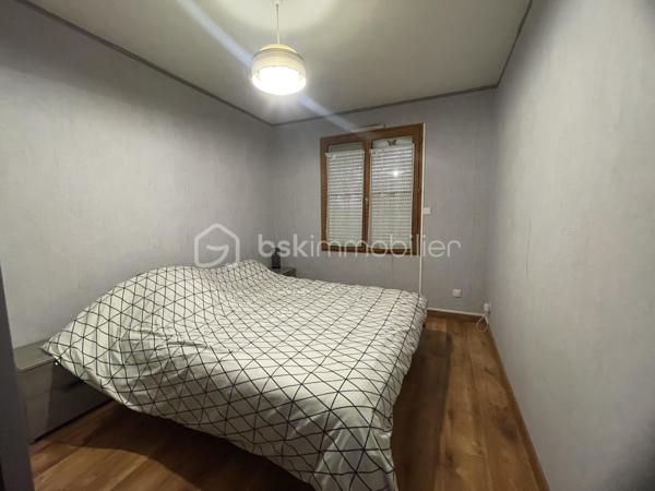 A HERMES, Secteur recherché – A quelques minutes à pied du centre bourg et de toutes les commodités.
Pavillon de plain pied  98 m², comprenant :
Hall d'entrée desservant, un séjour double de 39 m² , une cuisine aménagée et équipée, un cellier,  trois chambres, une salle d’eau (douche ) , WC séparé, 

Ce bien est complété par un garage, 
Le tout sur un terrain clos de 441 m² avec accès véhicules.

Travaux de rafraichissement à prévoir