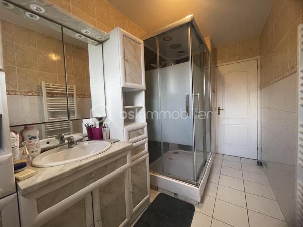 A HERMES, Secteur recherché – A quelques minutes à pied du centre bourg et de toutes les commodités.
Pavillon de plain pied  98 m², comprenant :
Hall d'entrée desservant, un séjour double de 39 m² , une cuisine aménagée et équipée, un cellier,  trois chambres, une salle d’eau (douche ) , WC séparé, 

Ce bien est complété par un garage, 
Le tout sur un terrain clos de 441 m² avec accès véhicules.

Travaux de rafraichissement à prévoir