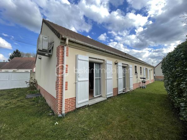A HERMES, Secteur recherché – A quelques minutes à pied du centre bourg et de toutes les commodités.
Pavillon de plain pied  98 m², comprenant :
Hall d'entrée desservant, un séjour double de 39 m² , une cuisine aménagée et équipée, un cellier,  trois chambres, une salle d’eau (douche ) , WC séparé, 

Ce bien est complété par un garage, 
Le tout sur un terrain clos de 441 m² avec accès véhicules.

Travaux de rafraichissement à prévoir