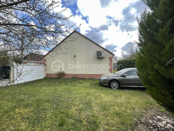 A HERMES, Secteur recherché – A quelques minutes à pied du centre bourg et de toutes les commodités.
Pavillon de plain pied  98 m², comprenant :
Hall d'entrée desservant, un séjour double de 39 m² , une cuisine aménagée et équipée, un cellier,  trois chambres, une salle d’eau (douche ) , WC séparé, 

Ce bien est complété par un garage, 
Le tout sur un terrain clos de 441 m² avec accès véhicules.

Travaux de rafraichissement à prévoir