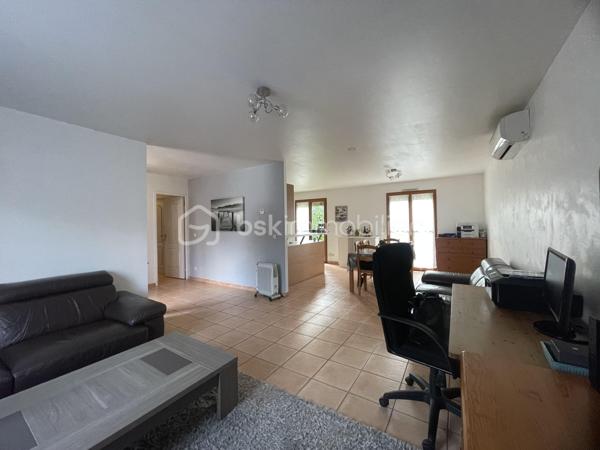 A HERMES, Secteur recherché – A quelques minutes à pied du centre bourg et de toutes les commodités.
Pavillon de plain pied  98 m², comprenant :
Hall d'entrée desservant, un séjour double de 39 m² , une cuisine aménagée et équipée, un cellier,  trois chambres, une salle d’eau (douche ) , WC séparé, 

Ce bien est complété par un garage, 
Le tout sur un terrain clos de 441 m² avec accès véhicules.

Travaux de rafraichissement à prévoir
