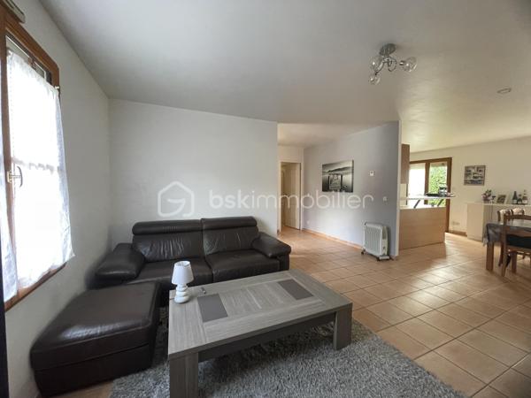 A HERMES, Secteur recherché – A quelques minutes à pied du centre bourg et de toutes les commodités.
Pavillon de plain pied  98 m², comprenant :
Hall d'entrée desservant, un séjour double de 39 m² , une cuisine aménagée et équipée, un cellier,  trois chambres, une salle d’eau (douche ) , WC séparé, 

Ce bien est complété par un garage, 
Le tout sur un terrain clos de 441 m² avec accès véhicules.

Travaux de rafraichissement à prévoir