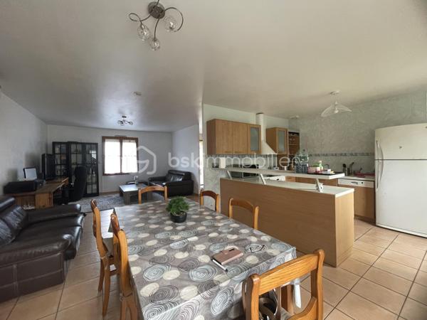 A HERMES, Secteur recherché – A quelques minutes à pied du centre bourg et de toutes les commodités.
Pavillon de plain pied  98 m², comprenant :
Hall d'entrée desservant, un séjour double de 39 m² , une cuisine aménagée et équipée, un cellier,  trois chambres, une salle d’eau (douche ) , WC séparé, 

Ce bien est complété par un garage, 
Le tout sur un terrain clos de 441 m² avec accès véhicules.

Travaux de rafraichissement à prévoir