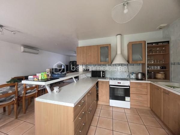 A HERMES, Secteur recherché – A quelques minutes à pied du centre bourg et de toutes les commodités.
Pavillon de plain pied  98 m², comprenant :
Hall d'entrée desservant, un séjour double de 39 m² , une cuisine aménagée et équipée, un cellier,  trois chambres, une salle d’eau (douche ) , WC séparé, 

Ce bien est complété par un garage, 
Le tout sur un terrain clos de 441 m² avec accès véhicules.

Travaux de rafraichissement à prévoir