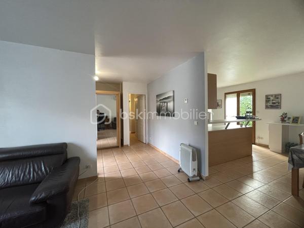 A HERMES, Secteur recherché – A quelques minutes à pied du centre bourg et de toutes les commodités.
Pavillon de plain pied  98 m², comprenant :
Hall d'entrée desservant, un séjour double de 39 m² , une cuisine aménagée et équipée, un cellier,  trois chambres, une salle d’eau (douche ) , WC séparé, 

Ce bien est complété par un garage, 
Le tout sur un terrain clos de 441 m² avec accès véhicules.

Travaux de rafraichissement à prévoir