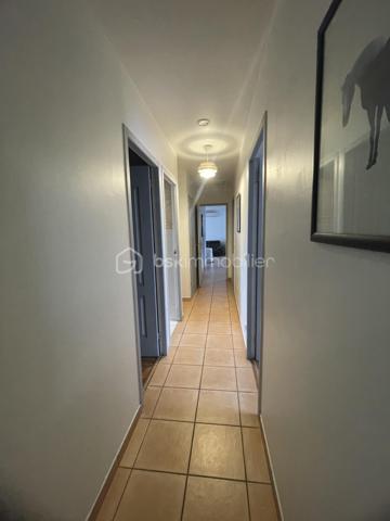 A HERMES, Secteur recherché – A quelques minutes à pied du centre bourg et de toutes les commodités.
Pavillon de plain pied  98 m², comprenant :
Hall d'entrée desservant, un séjour double de 39 m² , une cuisine aménagée et équipée, un cellier,  trois chambres, une salle d’eau (douche ) , WC séparé, 

Ce bien est complété par un garage, 
Le tout sur un terrain clos de 441 m² avec accès véhicules.

Travaux de rafraichissement à prévoir
