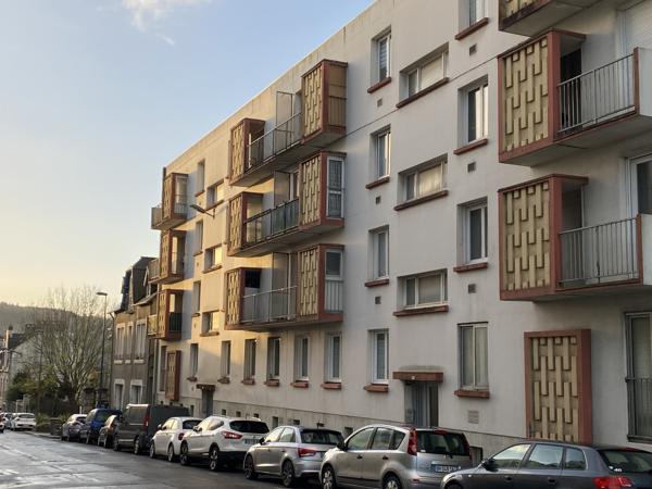 Landerneau (29800) Centre Landerneau appartement au premier étage. Vue dégagée et ensoleillée.