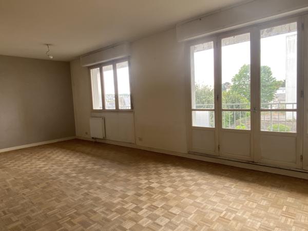 Landerneau (29800) Centre Landerneau appartement au premier étage. Vue dégagée et ensoleillée.