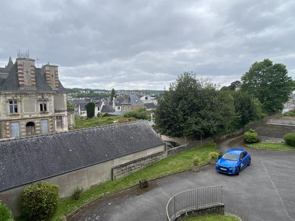 Landerneau (29800) Centre Landerneau appartement au premier étage. Vue dégagée et ensoleillée.