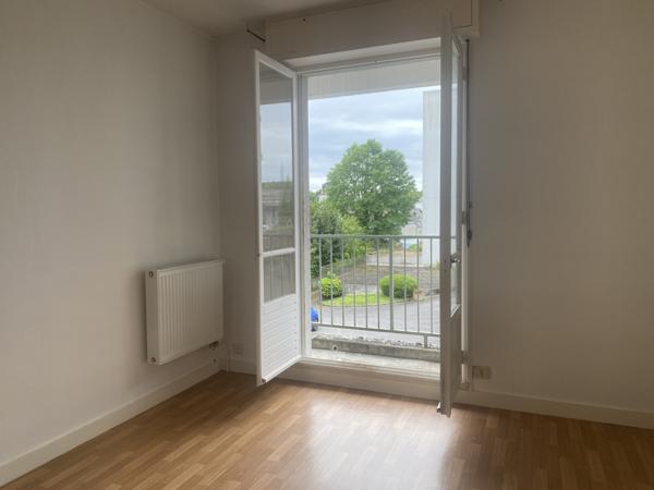 Landerneau (29800) Centre Landerneau appartement au premier étage. Vue dégagée et ensoleillée.
