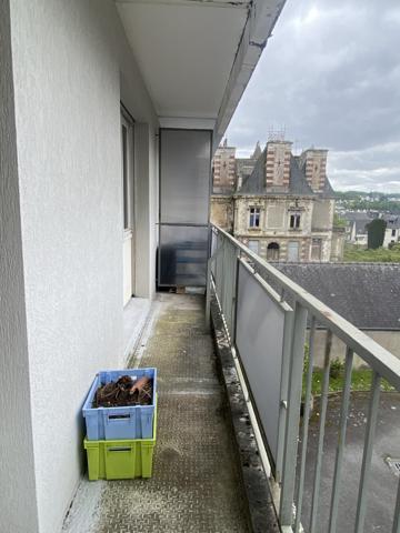 Landerneau (29800) Centre Landerneau appartement au premier étage. Vue dégagée et ensoleillée.