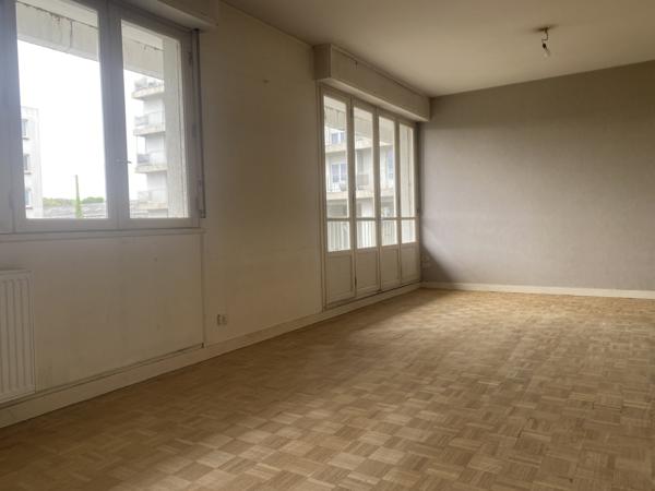 Landerneau (29800) Centre Landerneau appartement au premier étage. Vue dégagée et ensoleillée.