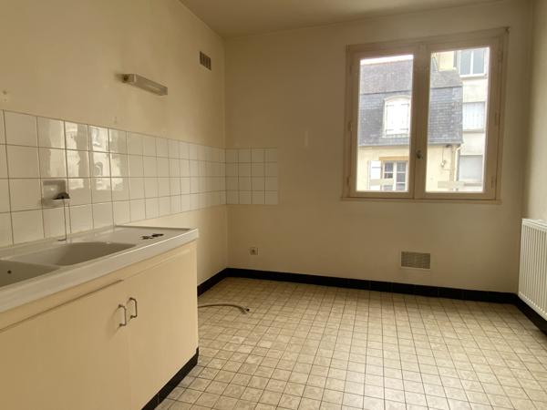 Landerneau (29800) Centre Landerneau appartement au premier étage. Vue dégagée et ensoleillée.