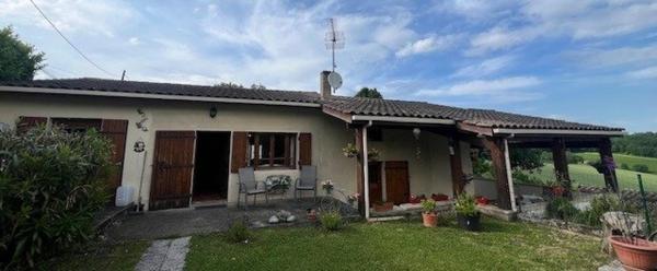 Maison de campagne avec grand terrain et piscine