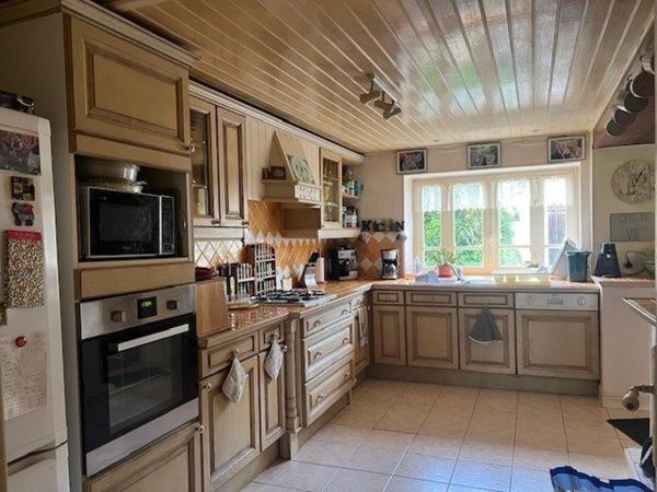 Maison de campagne avec grand terrain et piscine