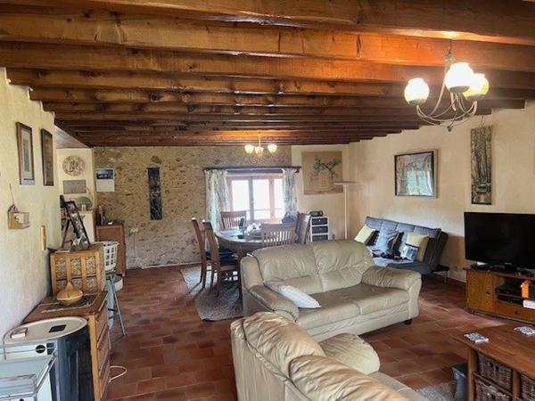 Maison de campagne avec grand terrain et piscine