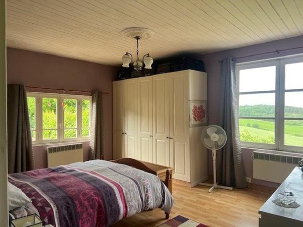 Maison de campagne avec grand terrain et piscine