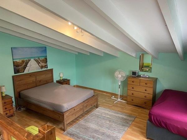 Maison de campagne avec grand terrain et piscine