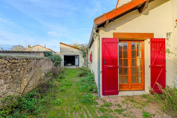 Maison 3 chambres potentiel 4 chambres, garage, commerces, écoles, calme, 10 minutes de Nevers 2 heures de Paris