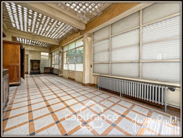 Hyper centre Neuville-de-Poitou – Maison de caractère 305 m² – Jardin, garages et fort potentiel