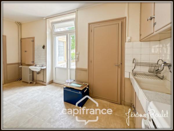 Hyper centre Neuville-de-Poitou – Maison de caractère 305 m² – Jardin, garages et fort potentiel
