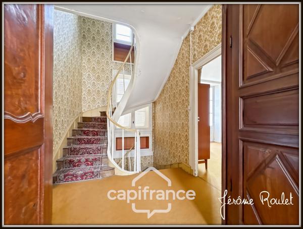 Hyper centre Neuville-de-Poitou – Maison de caractère 305 m² – Jardin, garages et fort potentiel