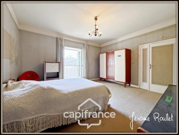 Hyper centre Neuville-de-Poitou – Maison de caractère 305 m² – Jardin, garages et fort potentiel