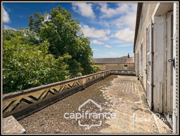 Hyper centre Neuville-de-Poitou – Maison de caractère 305 m² – Jardin, garages et fort potentiel