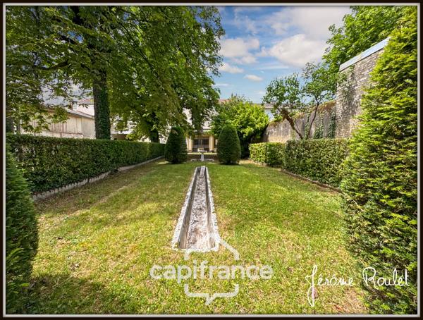 Hyper centre Neuville-de-Poitou – Maison de caractère 305 m² – Jardin, garages et fort potentiel