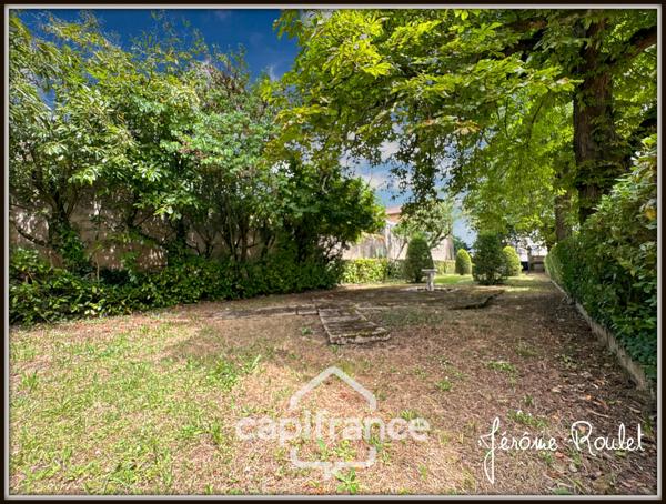Hyper centre Neuville-de-Poitou – Maison de caractère 305 m² – Jardin, garages et fort potentiel