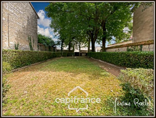Hyper centre Neuville-de-Poitou – Maison de caractère 305 m² – Jardin, garages et fort potentiel