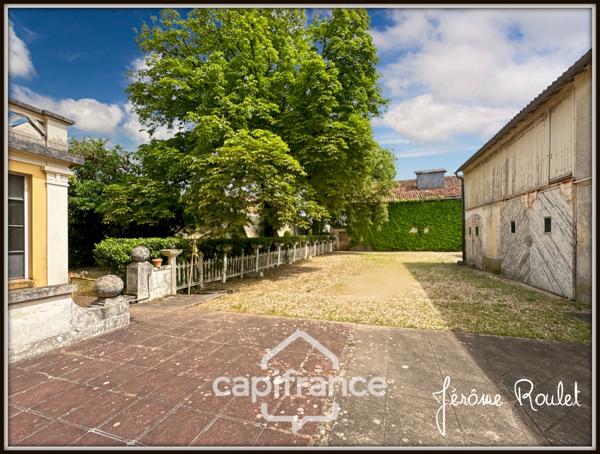 Hyper centre Neuville-de-Poitou – Maison de caractère 305 m² – Jardin, garages et fort potentiel