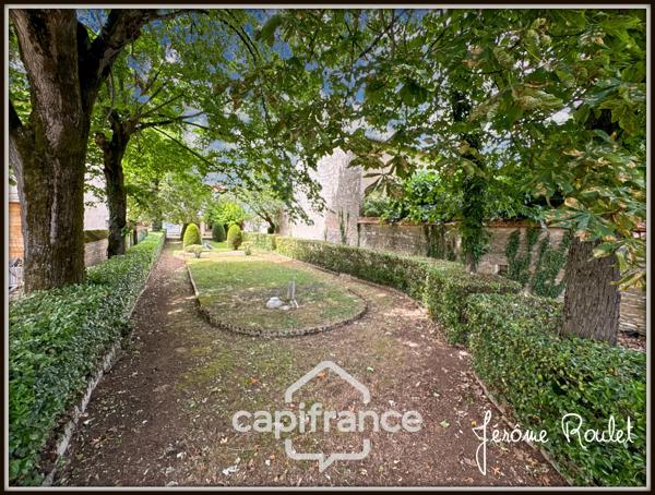 Hyper centre Neuville-de-Poitou – Maison de caractère 305 m² – Jardin, garages et fort potentiel