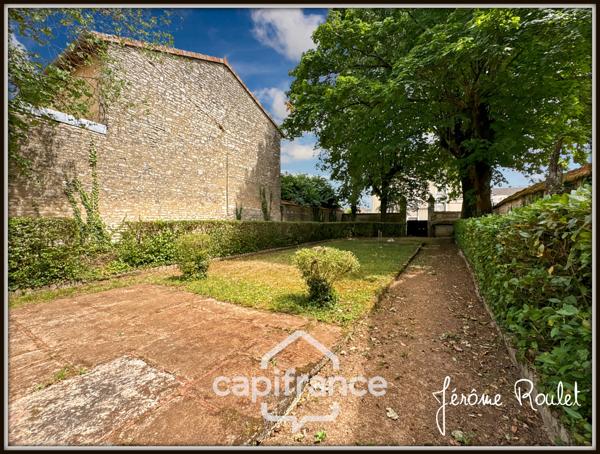 Hyper centre Neuville-de-Poitou – Maison de caractère 305 m² – Jardin, garages et fort potentiel