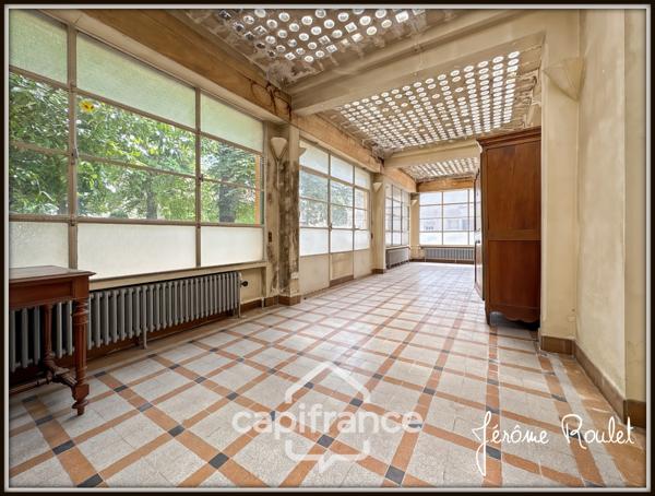 Hyper centre Neuville-de-Poitou – Maison de caractère 305 m² – Jardin, garages et fort potentiel