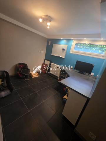 Maison
                                                                                                                                                                                                                                                                                                                        6 pièce(s)                                                                                                                                                                                                          4 chambre(s)                                                                                                                                                                                                          160  m²
